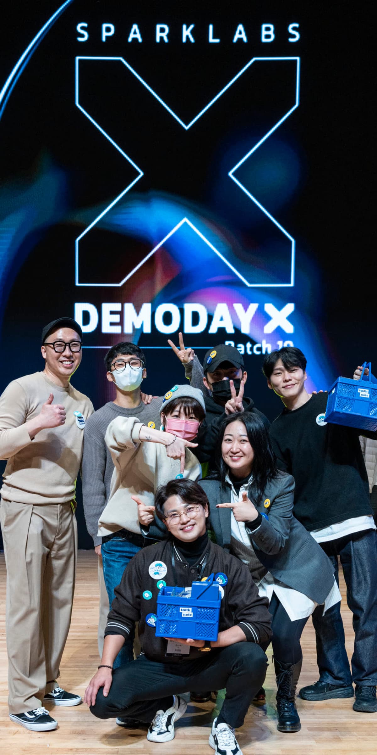 데모데이 X 화면 앞에 모인 창업자들과 스파크랩 팀